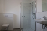 Bad mit Dusche - Neubau-Charme! Hochwertige 2-Zimmer-Wohnung im EG